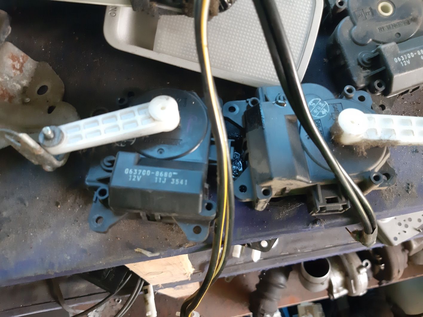 Damper siłownik klapki nawiewu avensis t25 corolla verso ii  8680