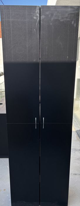 Armário de prateleiras