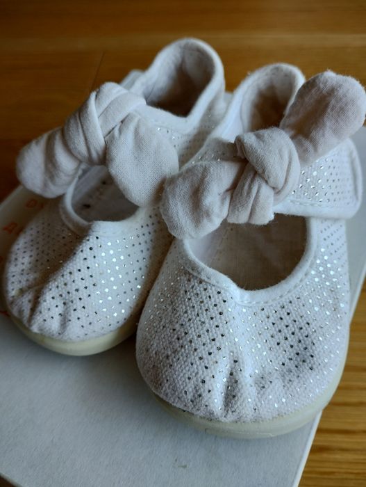 Sapatos menina brancos e prateados
