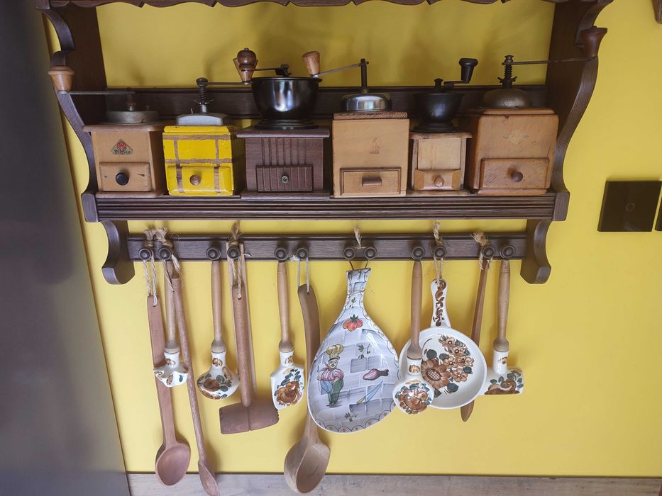 Kolekcja młynków do kawy, regał dębowy, akcesoria kuchenne