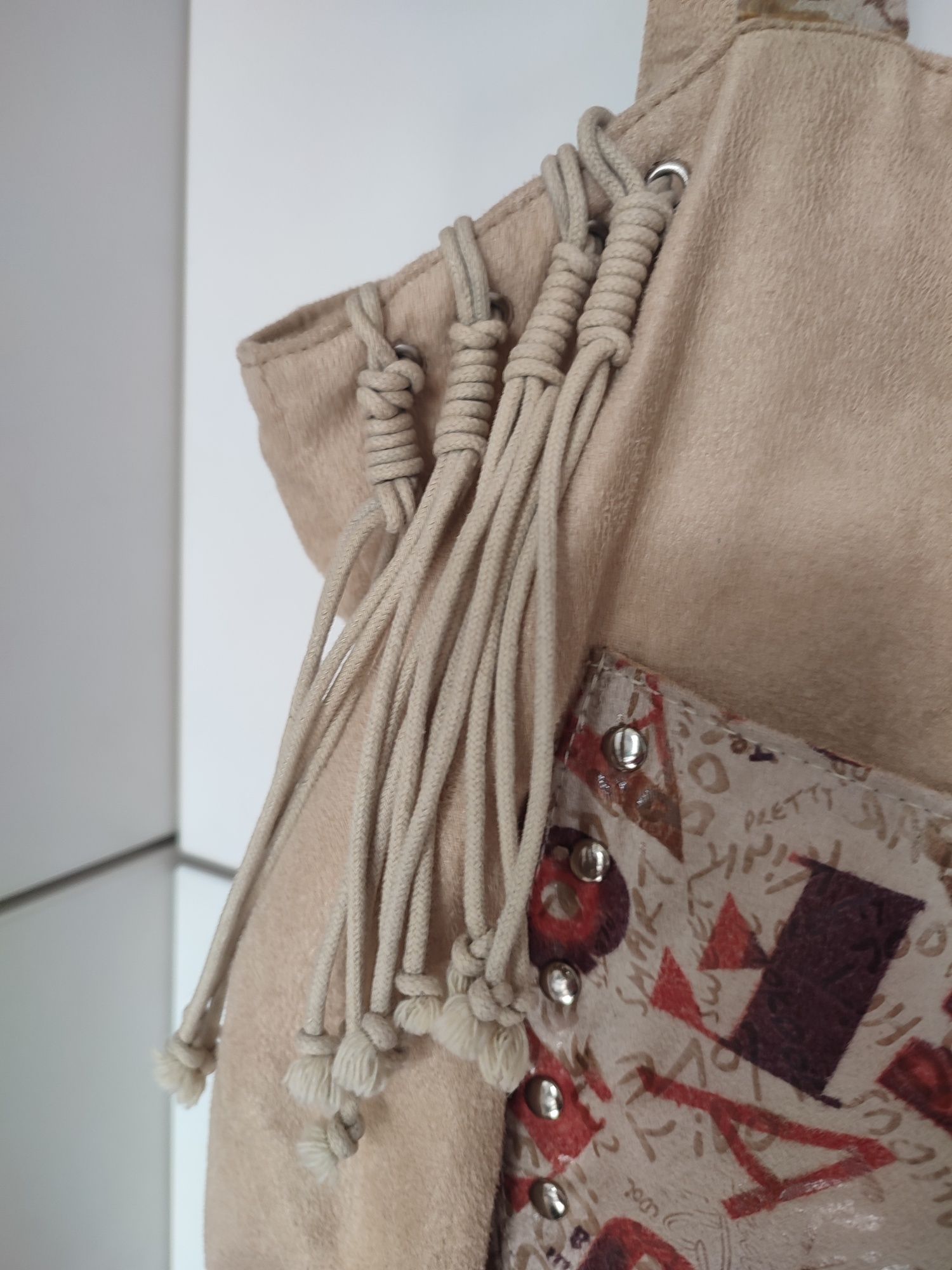 Modna torebka w stylu boho w kolorze beżowym