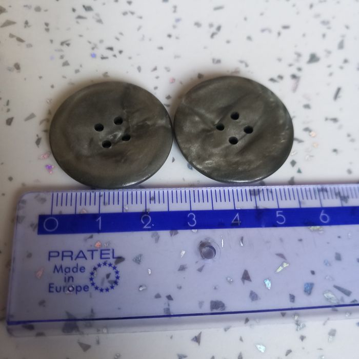 2 duże szare jakby perłowe mieniące się guziki 4 dziurki