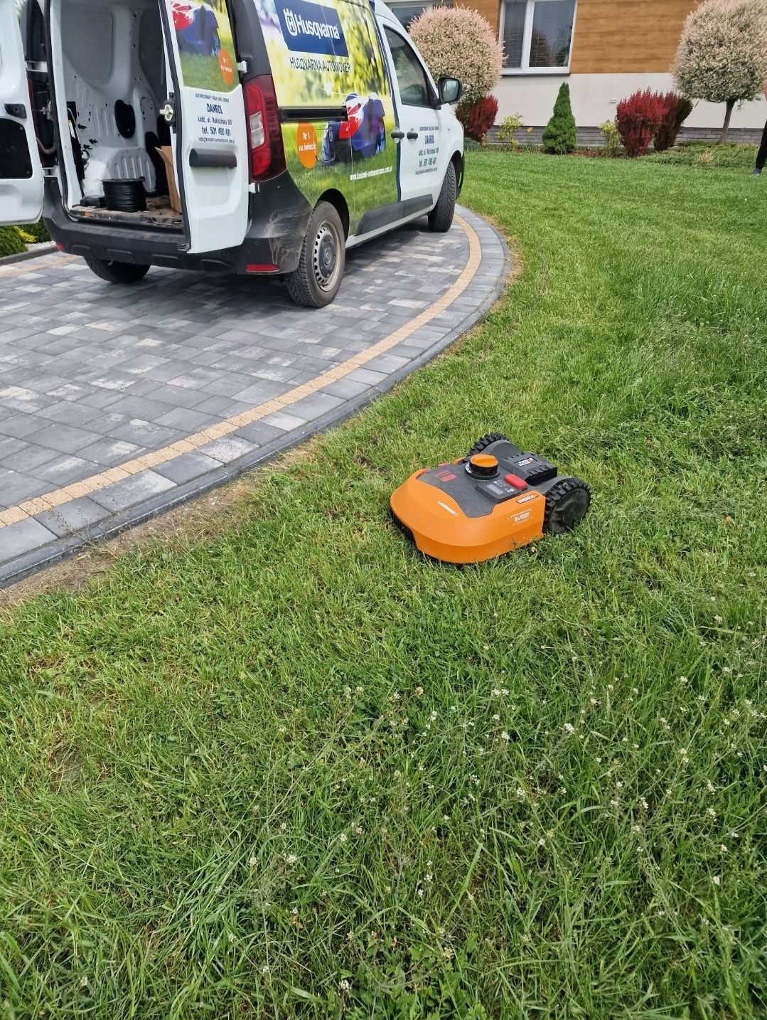 Montaż robotów koszących Cała Polska , instalacja przewodu do robota