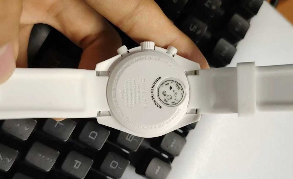 Swatch x Omega Bioceramic MoonswatchMission To MoonphaseSnoopySO33W700