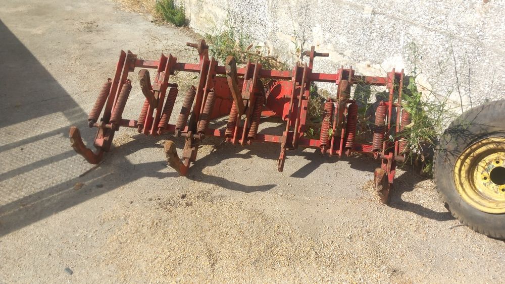 Varias alfaias agrícolas  ver as fotos