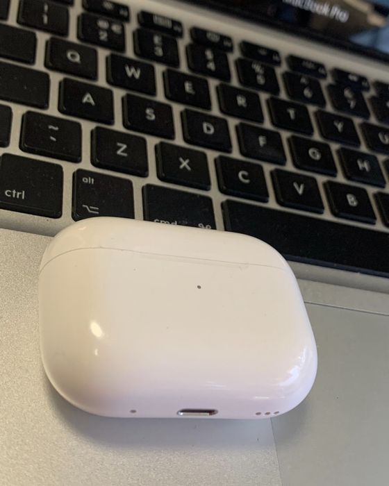 Продам кейс airpods pro 2 бу робочий