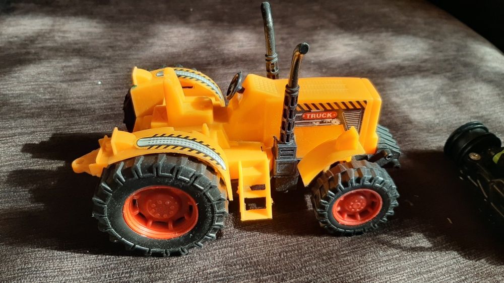 Трактор игрушечный