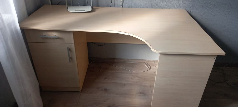 Стіл комп'ютерний