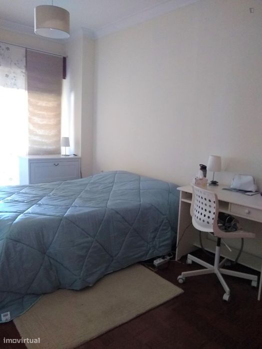 561925 - Quarto com cama de casal, com varanda...