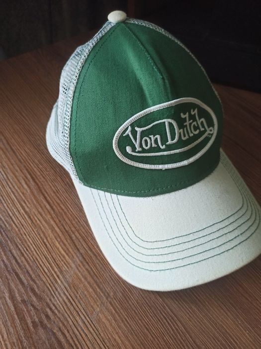 Кепка Von Dutch.