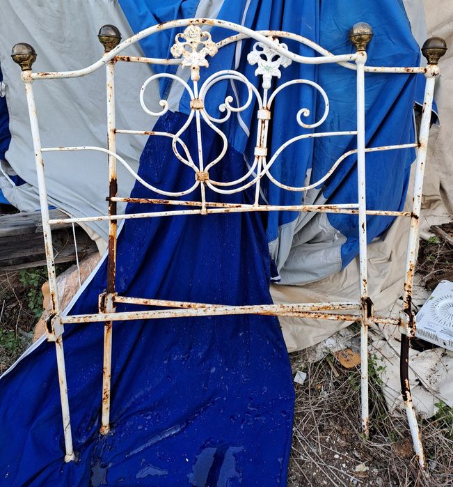 Cabeceiras de cama, cadeira e lavatório em ferro