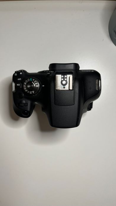 Máquina fotográfica Canon EOS 2000D + 2 Objetivas