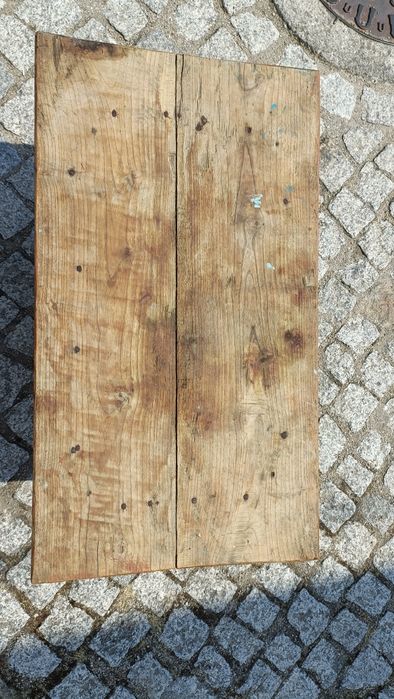 Mesa pequena, muito antiga