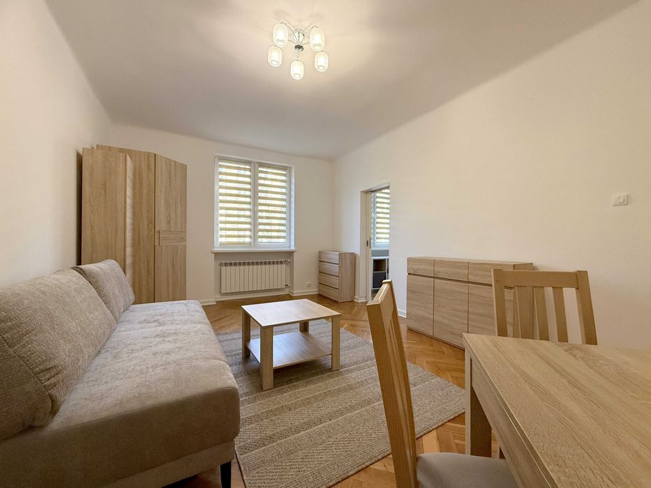 Kompaktowe mieszkanie po remoncie przy Metrze.