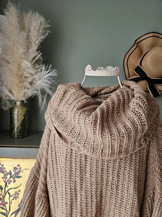 Jesienny sweter oversize'owy damski z dużym golfem brazowy włoski