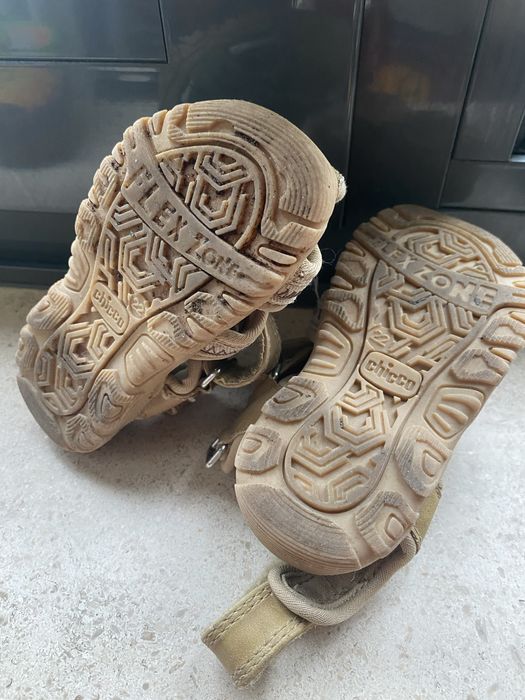 Sandálias bege e laranja