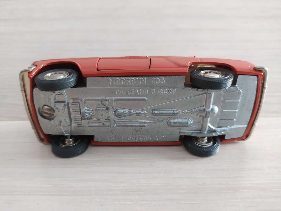 Продам модель машинки 1:43  70-х годов москвич 427, 403