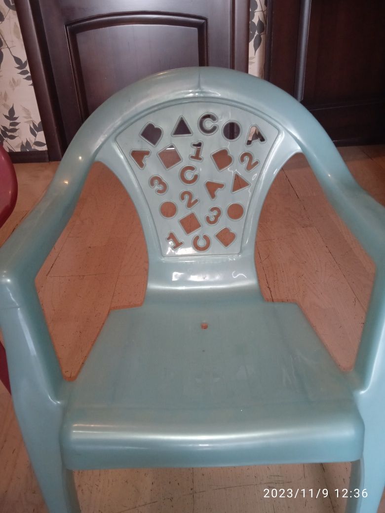 Продам дитячі стільці