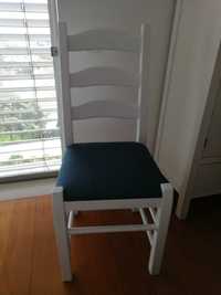 Cadeira em pinho pintada de branco