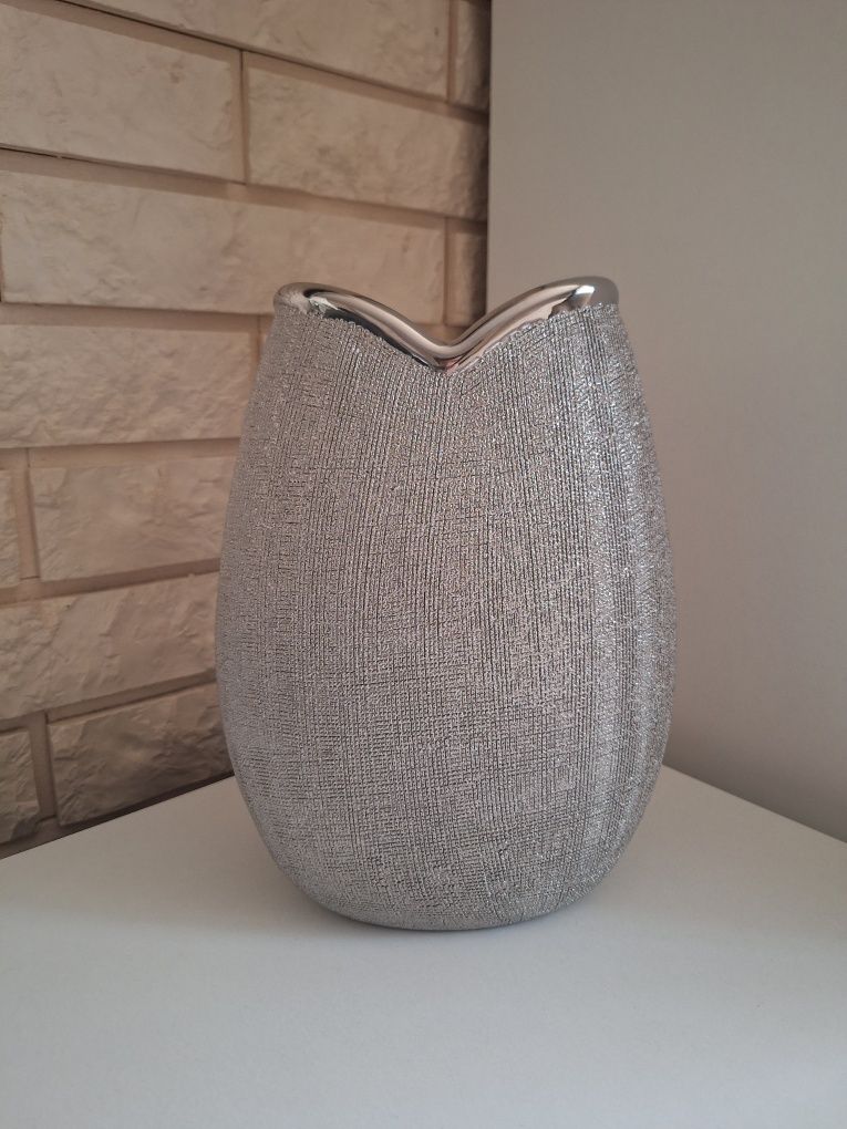 Dekoracje do salonu: wazon i figurka Home&You