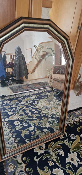 Espelho antigo com tons de dourado