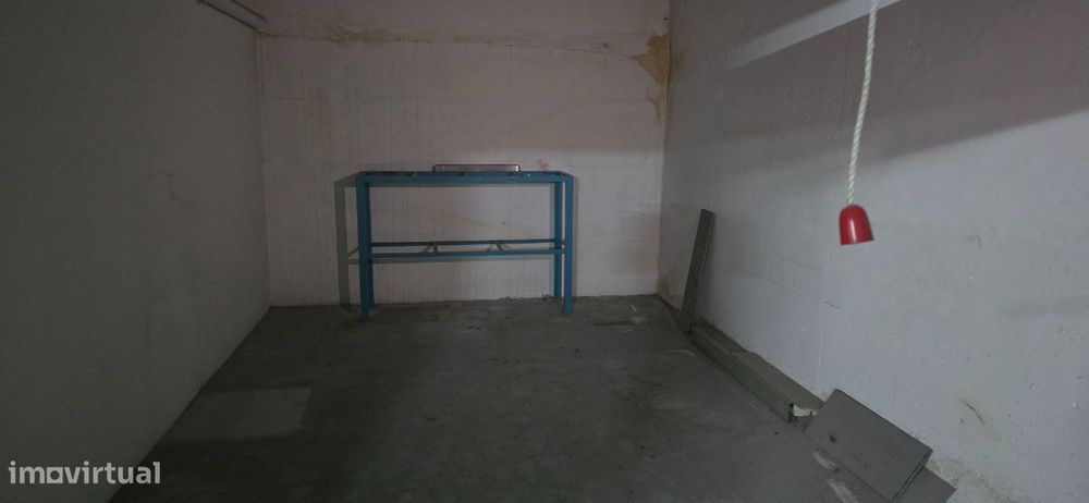 Garagem em cave. Bem localizada.