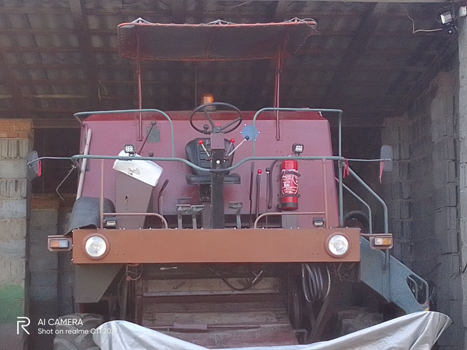 Sprzedam kombajn zbożowy Bizon ZO56 garażowany.