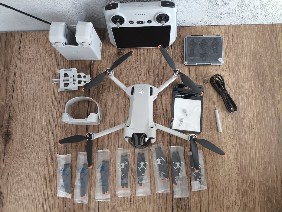 Dron DJI Mini 3 Fly More Combo - zestaw - śmigła, baterie, filtry