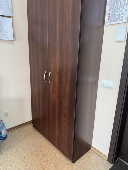 Розпродаж офісних меблів шафи столи стільці крісла