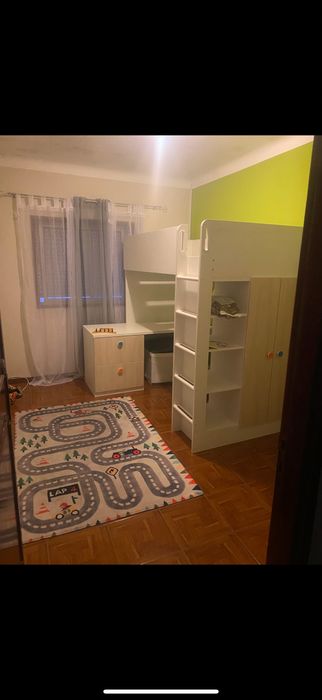 Cama infantil com secretária e armário