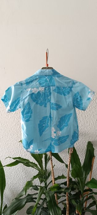 Camisa azul florida marca Benetton para crianças