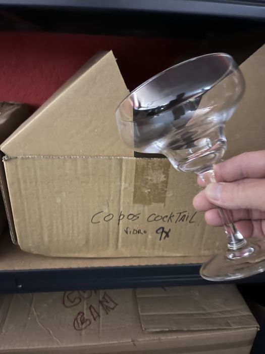 Recheio de loiça e copos