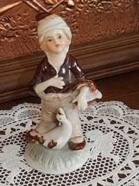 Figurka porcelanowa bez sygnatury wys.16cm. (P.3116)