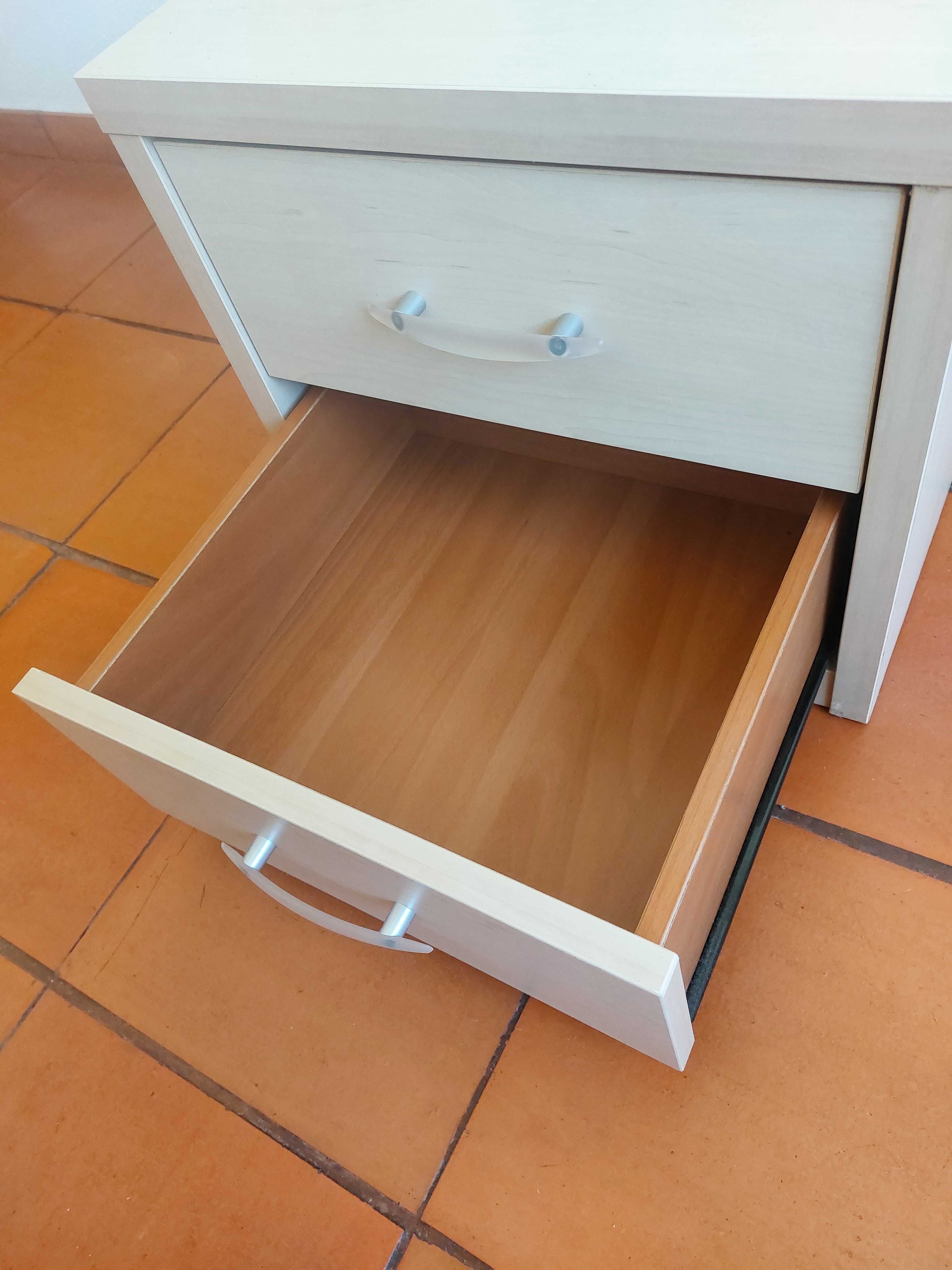 Quarto Completo com 2 Camas, Roupeiro, Colchões – Excelente Estado