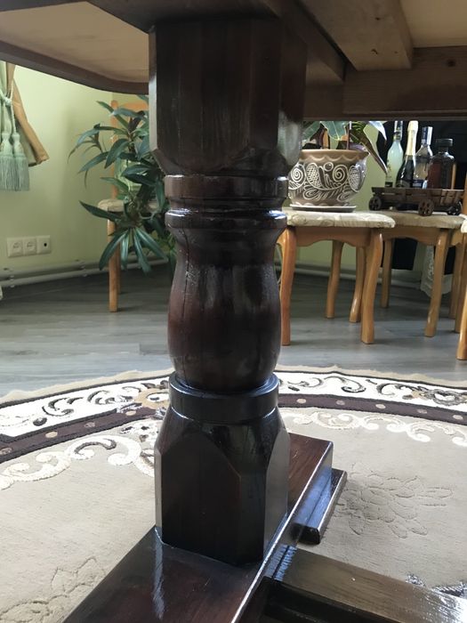 Стіл для вітальні