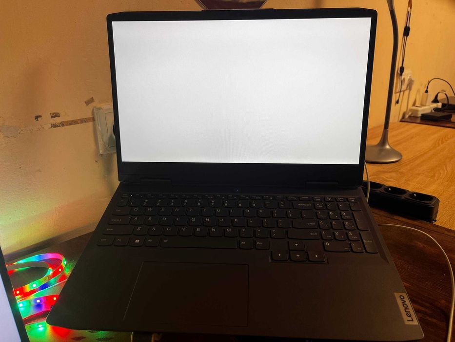 Ноутбук LOQ 15APH8 використовувався для навчання та роботи