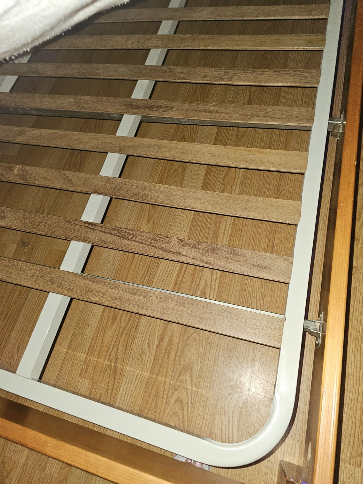 Cama de casal + colchão + mesa de cabeceira