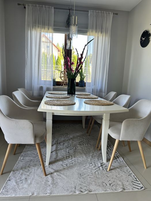 Piekny bialy rozkladany stol do jadalni.