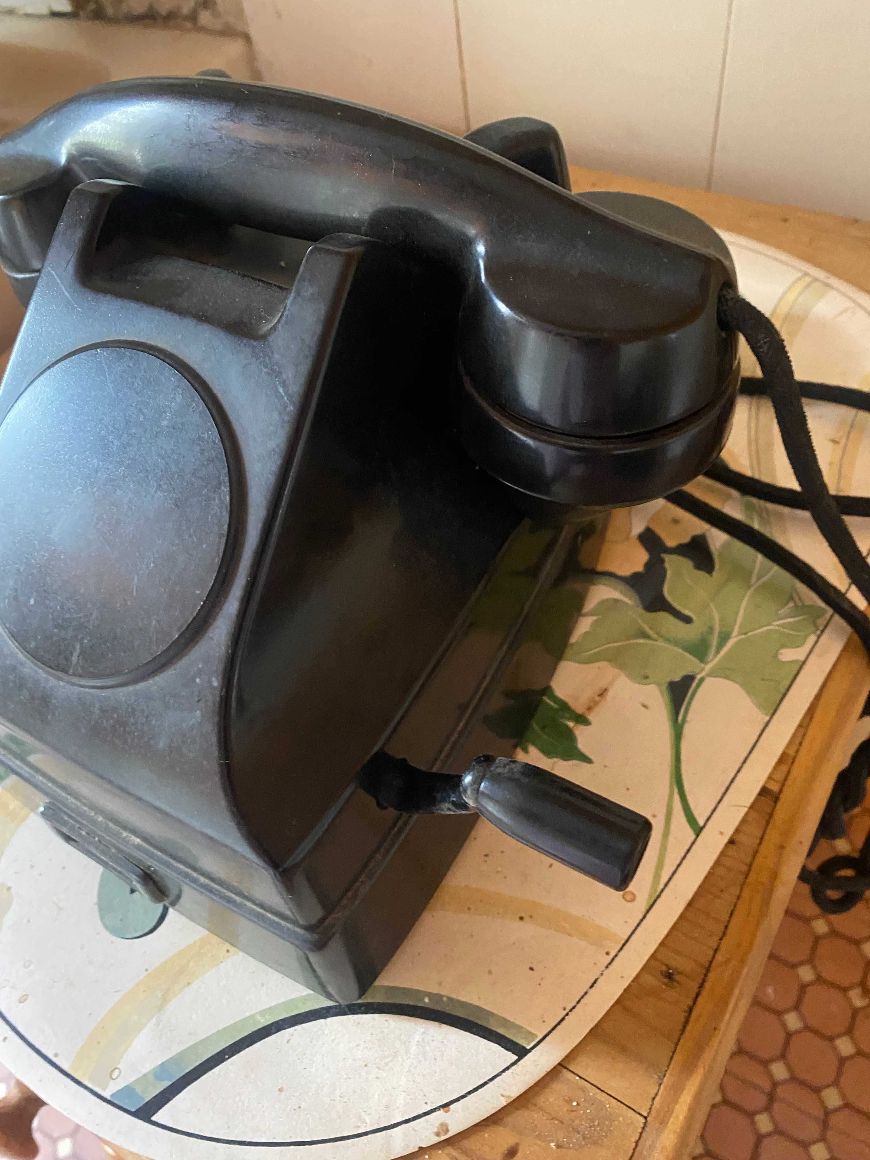 Telefone antigo com manivela