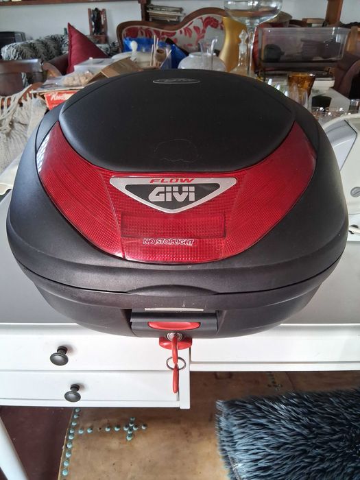 Top case, mala para mota Givi com suporte