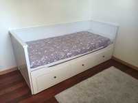 Cama de solteiro com colchão duplo e estrado