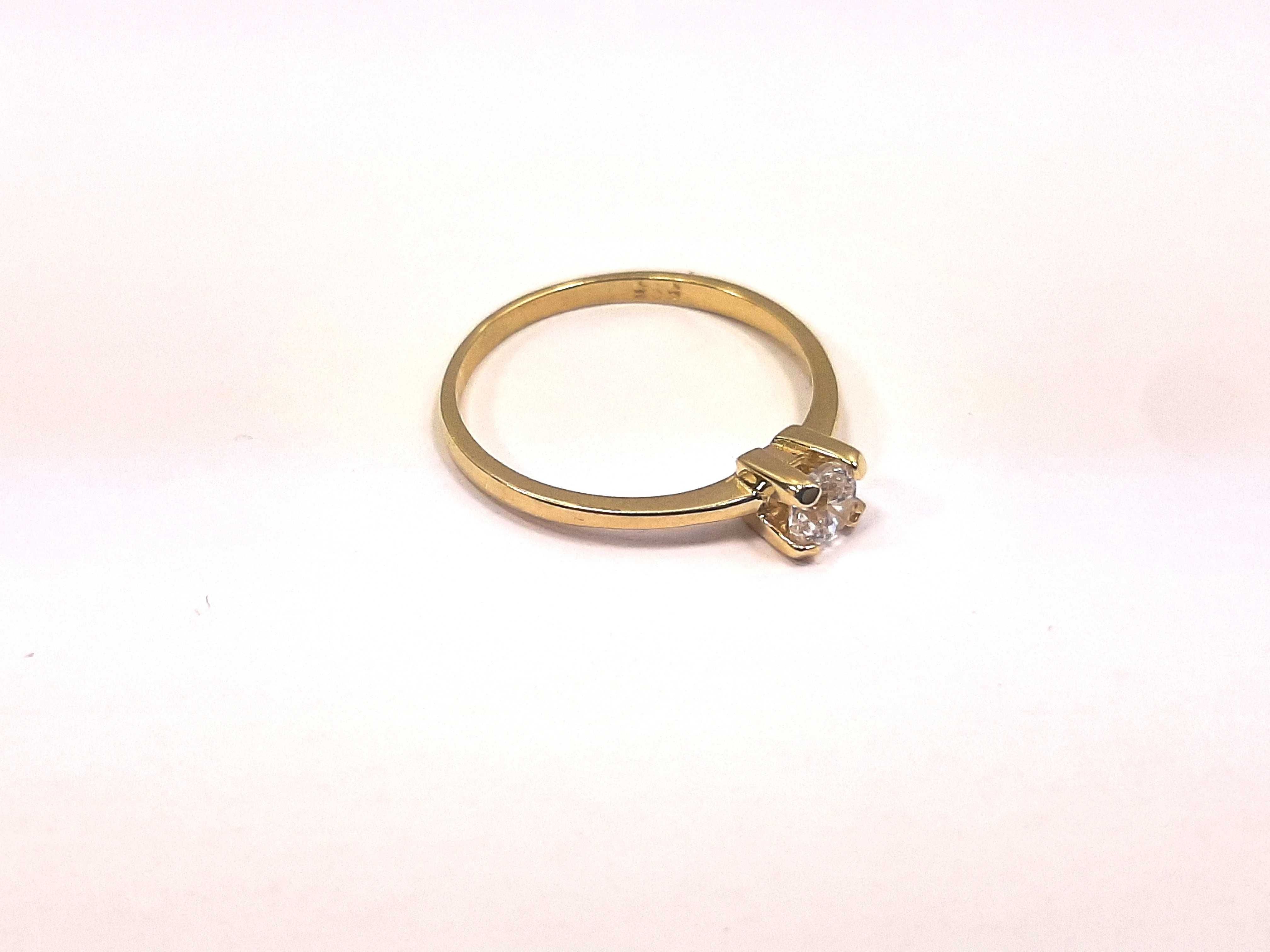 złoty pierścionek z cyrkonią  585 1,81G R.18