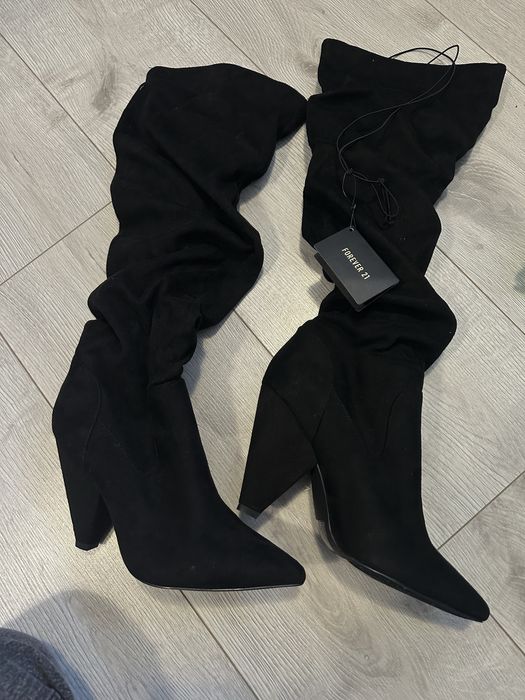 Жіночі чоботи до коліна.