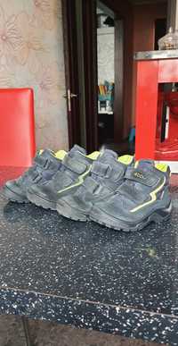 Ботинки Ecco, кросівки Nike, Clarks, тапочки