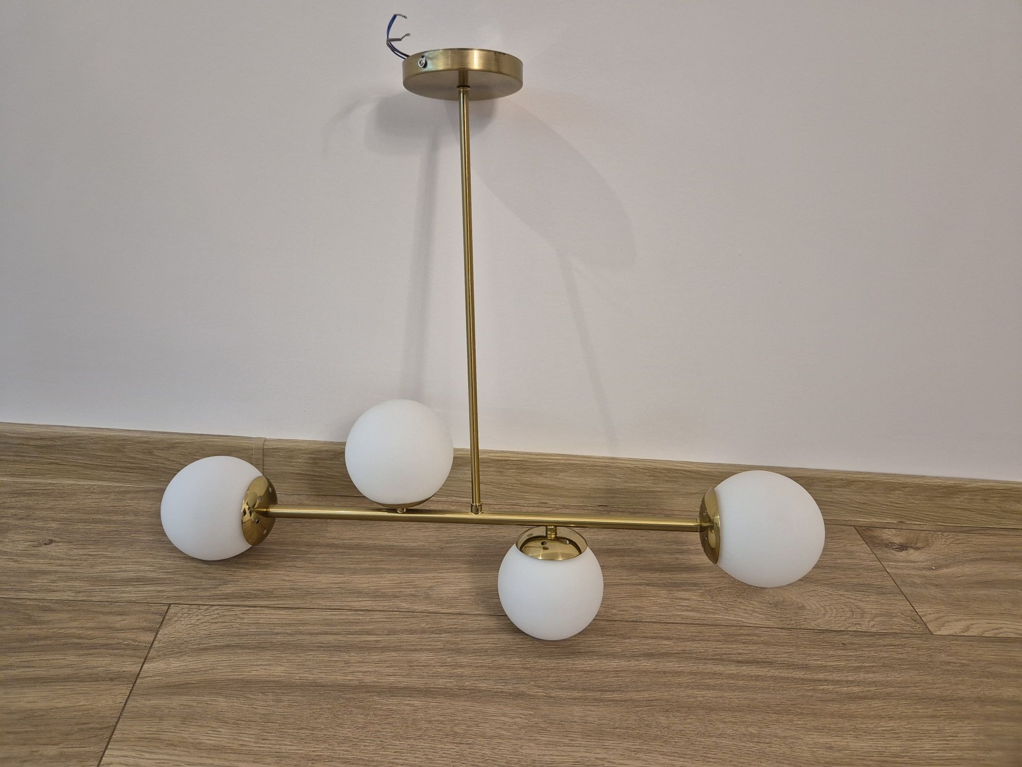 Lampa złota z białymi kloszami do pokoju, kuchni