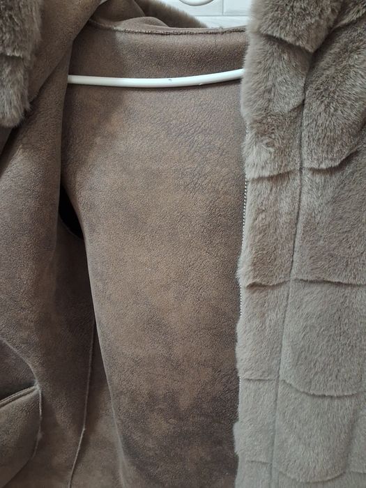 Шубка новенька з капюшоном