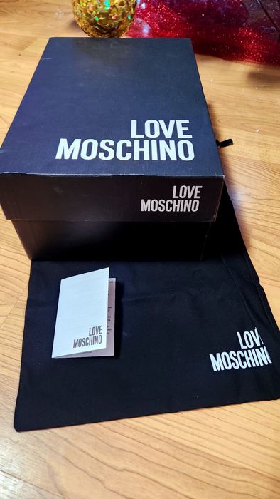 Caixa e dustbag com certificado Love Moschino