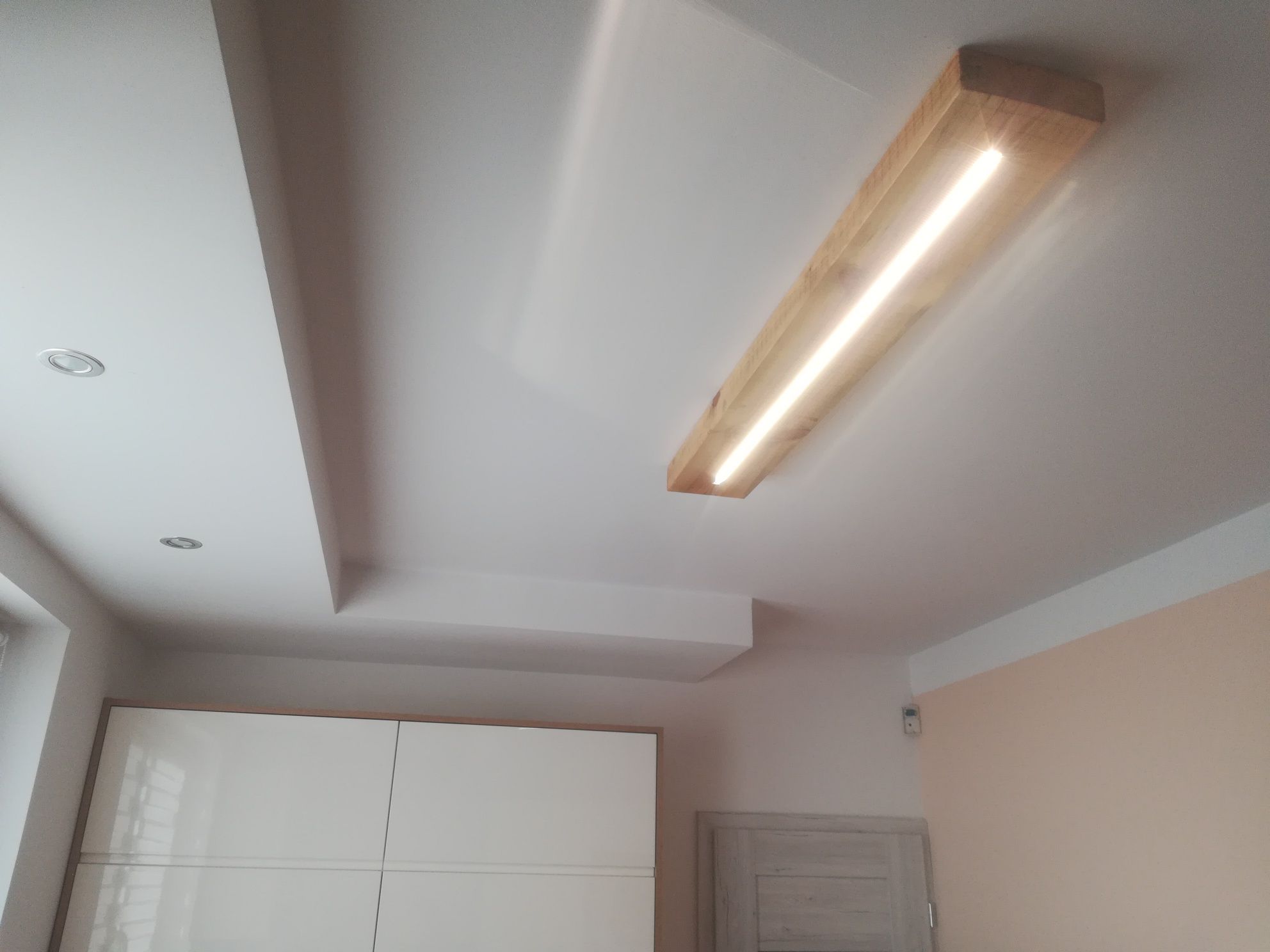 Lampa sufitowa LED z litego drewna