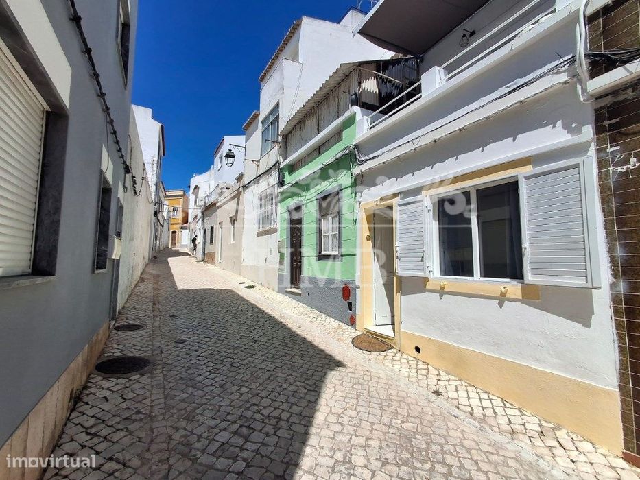 Moradia T2 renovada com terraço e excelente localização - Portimão