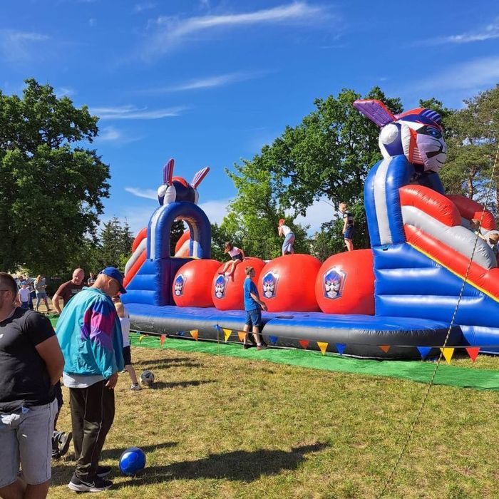 Tor przeszkód wipeout bigballers dmuchańce dmuchana zjeżdżalnia zamek